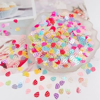 Gloss labial en forma de fresa en material de PVC con brillos brillantes y color personalizado en colores rojos de fresa