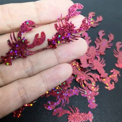 Añade un poco de brillo a tu hogar con un adorno en forma de langosta brillante