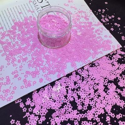 Poliéster Flor de ciruela Flores de uñas Arte brillante Sequins Polvo acrílico Estrella de corazón a granel Envasado Mínimo 1 kg con Sequins de 3 mm