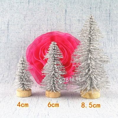 Trae la magia de la temporada a tu casa con nuestro árbol de Navidad de 6 cm de brillo hecho a mano