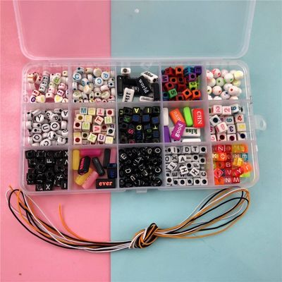Cuerpo elástico hecho a mano pulsera tejida cuentas acrílicas de palabra alfanumérica caja de accesorios con muestras gratuitas
