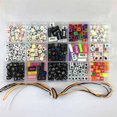 Cuerpo elástico hecho a mano pulsera tejida cuentas acrílicas de palabra alfanumérica caja de accesorios con muestras gratuitas