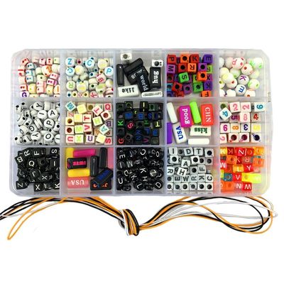 Cuerpo elástico hecho a mano pulsera tejida cuentas acrílicas de palabra alfanumérica caja de accesorios con muestras gratuitas