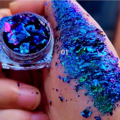 Obtenga el maquillaje perfecto de los ojos con excelente efecto de arte de uñas y copos de camaleón