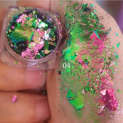 Obtenga el maquillaje perfecto de los ojos con excelente efecto de arte de uñas y copos de camaleón