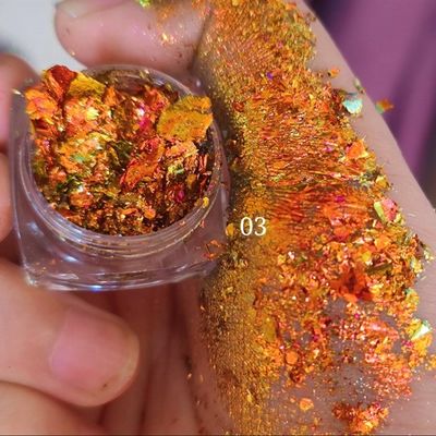 Obtenga el maquillaje perfecto de los ojos con excelente efecto de arte de uñas y copos de camaleón