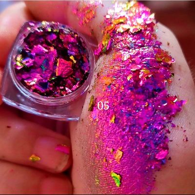 Obtenga el maquillaje perfecto de los ojos con excelente efecto de arte de uñas y copos de camaleón