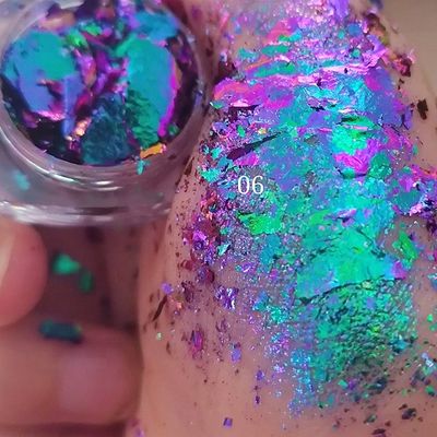 Obtenga el maquillaje perfecto de los ojos con excelente efecto de arte de uñas y copos de camaleón