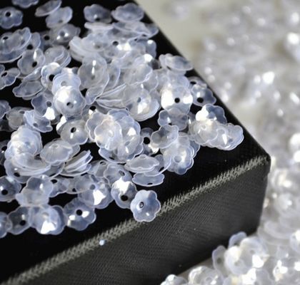 Flor de estilo Aurora Color de ciruela Sequins sueltas 8 mm Transparente 12 mm Accesorios de PET para coser zapatos 365 colores incluidos