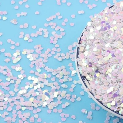 Miles de opciones Sequins 3mm Peach Heart Forma de Glitter Mixed Material de PVC para Artware