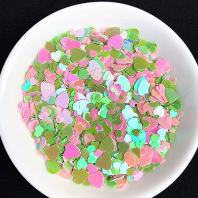 No tóxico 1MM 3MM 4MM Corazón de forma de corazón mezclado Sequins para la fiesta de bodas Decoración del hogar en colores personalizados de stock