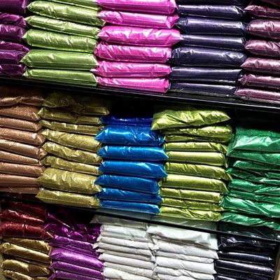 Polvo de brillo en forma de perro en colores personalizados para brillo metálico de oro de poliéster