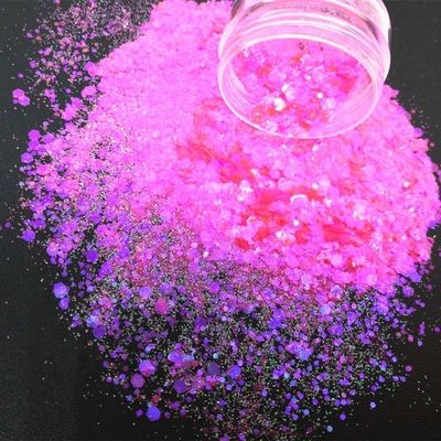 Agregue un toque de brillo a su limo de tumbler con polvo de brillo mezclado con iridescencia