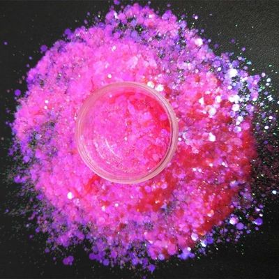 Agregue un toque de brillo a su limo de tumbler con polvo de brillo mezclado con iridescencia