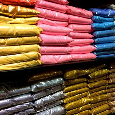 Polvo de brillo en forma de perro en colores personalizados para brillo metálico de oro de poliéster
