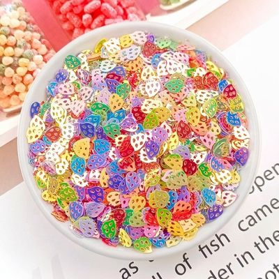 Gloss labial en forma de fresa en material de PVC con brillos brillantes y color personalizado en colores rojos de fresa