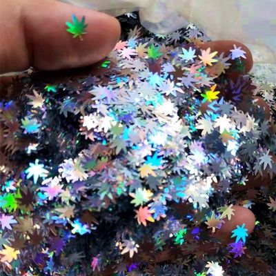 OEM Stock Poliéster Holográfico Plata Marahuana Hoja Brillante Formas de Fiesta Formas de ventaja Stock OEM ventaja de la fiesta