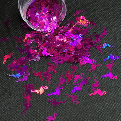 Agregue un poco de brillo a sus otros suministros navideños con brillo en forma de flamenco de fuego