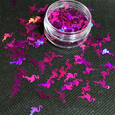 Agregue un poco de brillo a sus otros suministros navideños con brillo en forma de flamenco de fuego