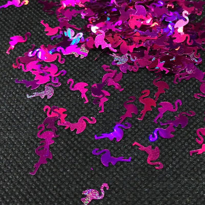 Agregue un poco de brillo a sus otros suministros navideños con brillo en forma de flamenco de fuego