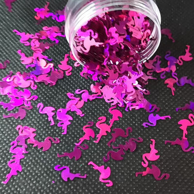 Agregue un poco de brillo a sus otros suministros navideños con brillo en forma de flamenco de fuego