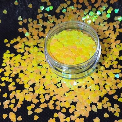 Excelente efecto de arte de uñas mini en forma de corazón Decoraciones de arte de uñas 3D con material de poliéster y efecto duradero