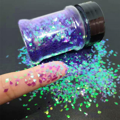 Botella con forma de rombo de moda con diamantes púrpura dentro de otros suministros navideños