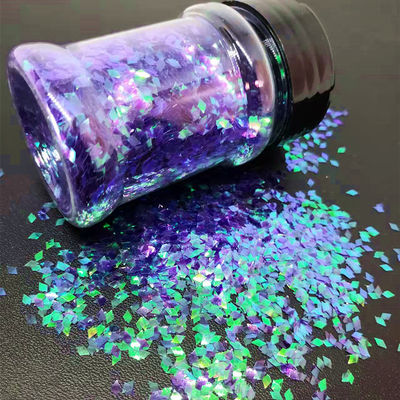 Botella con forma de rombo de moda con diamantes púrpura dentro de otros suministros navideños