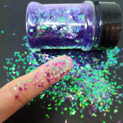 Botella con forma de rombo de moda con diamantes púrpura dentro de otros suministros navideños