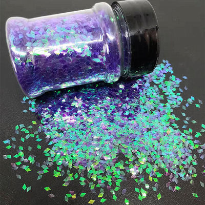 Botella con forma de rombo de moda con diamantes púrpura dentro de otros suministros navideños