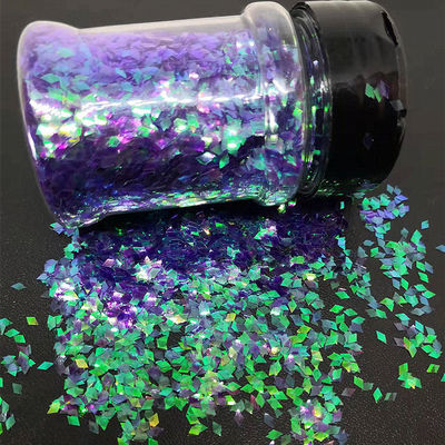 Botella con forma de rombo de moda con diamantes púrpura dentro de otros suministros navideños