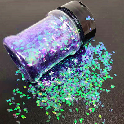 Botella con forma de rombo de moda con diamantes púrpura dentro de otros suministros navideños