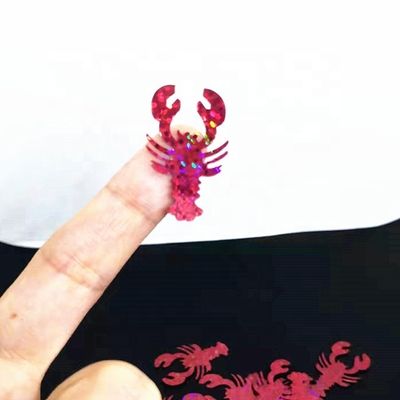 Añade un poco de brillo a tu hogar con un adorno en forma de langosta brillante