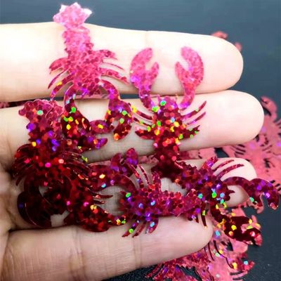 Añade un poco de brillo a tu hogar con un adorno en forma de langosta brillante
