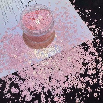 Poliéster Flor de ciruela Flores de uñas Arte brillante Sequins Polvo acrílico Estrella de corazón a granel Envasado Mínimo 1 kg con Sequins de 3 mm